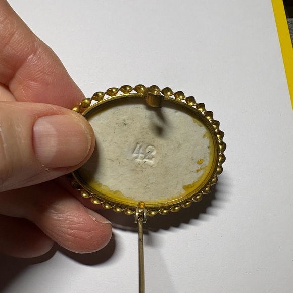 Approx 2” Resin Cameo Brooch Gold Tone Oval Vintage Estate Piece - Picture 9 of 9